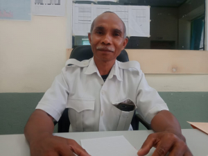 Xefe Sentru Saúde Laklubar, Inacio de Armando, ko&#039;alia hela ho jornalista Tempo Timor iha nia kna’ar fatin Laklubar kinta (22/05). 