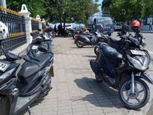 Transporte motirizada ne&#039;ebe para hela iha Trotoal leten.