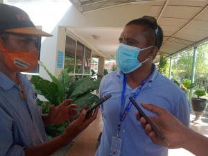 Adidu Traballadór Timoroan ba Austrália, Tomas de Araújo Guterres hetan entrevista husi jornalista sira iha sala VIP Aeroportu Prezidente Nicolau Lobato-Komoro.