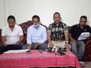 Deputadu bankada KHUNTO, Luis Roberto haleu husi estrutura Partidu, ko&#039;alia ba midia  iha sede partidu Manleu Ana, Dili (30/4)