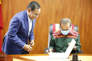 Prokurador Jeral da Republika Dr. Jose Ximenes akompana hela Primeiru Ministru Taur Matan Ruak asina hela livru vizitante iha Ministeiru Publiku nia knua Kolmera, Dili Kinta (17/9)