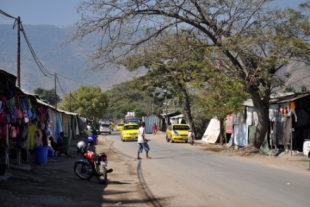 Imajen Kampung Alor nebe infeita ho roupa iha liuron ninin.