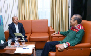 Prezidente Konsellu Ezekutivu BTL, E.P, Carlos Peloi dos Reis konversa hela ho Primeiru Ministru, Taur Matan Ruak, iha palasiu governu, sesta (20/01).
