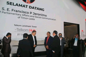 MAPKomS, Francisco Martins da Costa Pereira Jerónimo ho ekipa konversa hela ho Director Te Wins Telkom Group, Bogy Witjaksono.