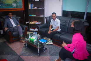 Sekretáriu Estadu Komunikasaun Sosiál, Merício Juvinal dos Reis “Akara”, hala&#039;o enkontru ho Diretóra ba Komunidade Eskritór Kreativu Timor-Leste (KPKERS), Devinarti Seixas ho nia ekipa.