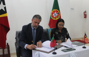 Vise-Primeira Ministra no Ministra Solidariedade Sosiál no Inkluzaun (MSSI), Armanda Berta dos Santos ho Sekretáriu Estadu Seguransa Sosiál Portugal, Gabriel Bastos, asina hela akordu seguransa sosial.
