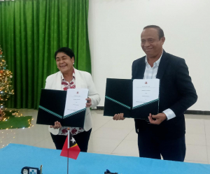 MAPKOMS, Francisco Martins da Costa Pereira Jerónimo ho MS, Odete Maria Freitas Belo fo hamutuk hafoin asina akordu iha salaun palasiu de Cinzas, Kaikoli, segunda (19/12).