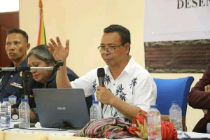 SEKOOP Elizário Ferreira, ko’alia hela iha seminariu dezenvolvimentu ekonomia kreativa ba juventude no grupu tarjetu sira iha Munisípiu Baukau.