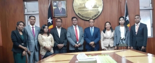 PJR, José Ximenes hasai foto hamutuk ho Sekretáriu Judisiál nain 7 ne&#039;ebé foin simu pose.