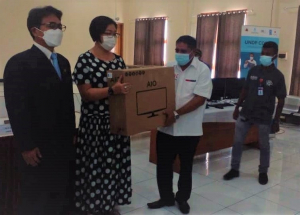 Prezidente CNE, José Agostinho Belo, simu hela Komputadór husi Reprezentante Rezidénsia UNDP iha Timor-Leste, Munkhtuya Altangerel, iha Salaun CNE, Kolmera, kinta (17/03) .