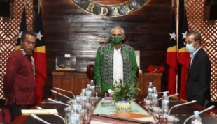 Prezidente Repúblika (PR), Jose Ramos Horta simu Prezidente Parlamentu Nasionál (PN), Aniceto Longuinhos Guterres Lopes ho Primeiru Ministru (PM), Taur Matan Ruak iha sala enkontru palásiu Prezidensial, Bairo Pite.