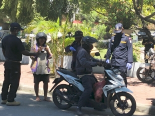 PNTL sira iha Dili hahu implementa regras Estadu Emerjensia hodi hapara motor sira ne&#039;ebe ema rua maka sa&#039;e (30/3)