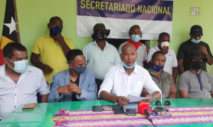 Prezidente Klibur Tane Aas Obra Maun Boot Kay Rala Xanana Gusmão (MBKXG), Amaro da Costa &#039;Susar&#039;, hamutuk ho estrutura halo konferensia imprensa iha Sede Sekretariadu Nasionál, Palapasu, momentu balu liuba.