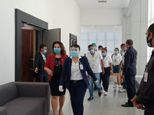 Ekipa saude ne&#039;ebe akompania husi Koordenadora Jeral Covid 19, Odete Viegas lian nain ida husi Sentru Integradu Jestaun Krizi (SIJK) hakat tama daudaun ba fatin SWAB ba PM Taur Matan Ruak ho membru Governu sira iha Ministreiru Finansas, Aitarak Laran Dili, Segunda (8/3)