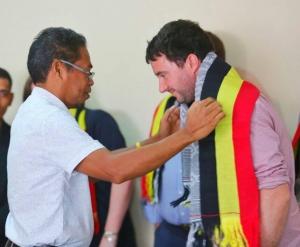 Diretór Jerál Administrasaun no Finansas SEFOPE, Aniceto Leto Soro tara tais baempregadór husi Tazmânia, Austrália iha edifisiu SEFOPE Kaikoli, Dili