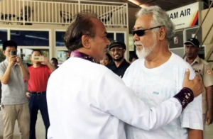 Prezidente Partidu Congresso Nacionál de Reconstrução de Timor (CNRT), Kay Rala Xanana Gusmão (los) ho Sekretáriu Jerál, Francisco Kalbuadi Lay (katu), dada lia hela iha Aeruportu Internasiona Prezidente Nicolao Lobato, Komoro-Dili, iha momentu balun liuba.