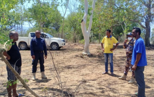 Konsellu Suku Saburai hamutuk ho komandante UPF haree hela rai ne’ebé entrega.