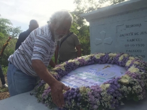 Lider Istoriku Kay Rala Xanana Gusmao ta&#039;u hela aifunan ba rate saudoza Jacinta, inan husi saudozu Holinatxa iha Bauro Lospalos (10/2)