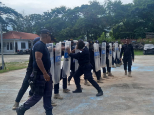 Ofisiál Polísia Nasionál Timor-Leste (PNTL) Munisípiu Dili hamutuk na’in-ruanulu-resin-lima (25) tuir treinamentu kona-ba Uza Forsa, iha Komandu Munisípiu Dili.