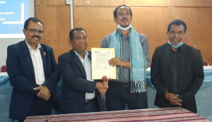 Reitór UNTL Francisco Miguel Martins hafoin asina MoU ho reprezentante KI ne&#039;ebe testamuna husi SEA, Deometrio Amaral iha Dili (19/6)