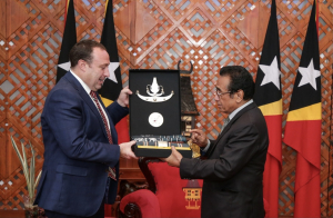 Prezidente Repúblika, Francisco Guterres ‘Lú Olo’, entrega hela sasán kultural ba Embaixadór Austrália mai Timor-Leste, Petter Roberts, iha Palásiu Prezidensiál Bairopite, Dili, segunda (20/12).