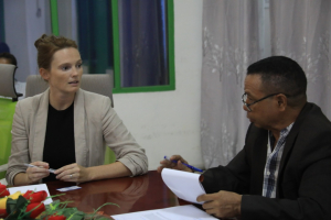 SEKOOP, Elizário Ferreira ho Diretóra Investimentu, Asia, Midle East, and Norte Áfrika Office of Development Credit, Shirin Jamshidi halo hela deskusaun iha edifísiu Akait, kinta (20/10).