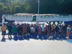 Sekretáriu Estadu Kooperativa (SEKOOP), Elizário Ferreira ho líder komunitáriu sira foto hamutuk ho benefisiáriu Programa Sesta Bázika iha Suku Maubisse Vila.