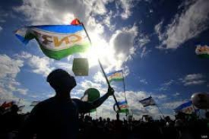 Militante partidu ni&#039;an ka&#039;er Bandeira partidu CNRT nian