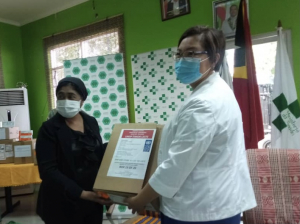Ministra Saúde (MS), Odete Maria Freitas Belo, simu hela Ai-moruk husi Reprezentante UNDP, Munkhtuya Altangerel iha SAMES, Kampung Alor, segunda (15/11).