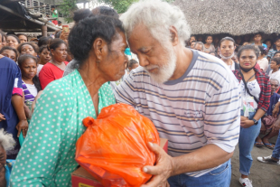Prezidente CNRT, Kay Rala Xanana Gusmao fahe nesecidade baziku ba populasaun iha Suai Loro foin iha fulan kotuk.
