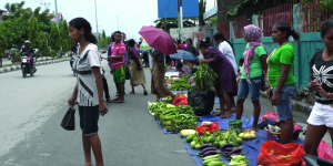 Vendedor sira fa&#039;an hela sasan iha estrada nini.