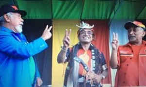 Prezidente CNRT no Primeiru Ministru indizitadu husi AMP Foun Kay Rala Xanana Gusmao hamutuk ho Sekretariu Jeral partidu FRETILIN, Dr. Mari Alaktiri halo halo sinal vitoria wainhira apoiu Kandidatu PR, Dr. Francisco Guterres Lu Olo durante kampana elisaun Prezidensial 2017, 