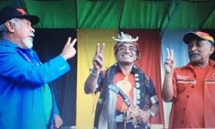 Prezidente CNRT no Primeiru Ministru indizitadu husi AMP Foun Kay Rala Xanana Gusmao hamutuk ho Sekretariu Jeral partidu FRETILIN, Dr. Mari Alaktiri halo halo sinal vitoria wainhira apoiu Kandidatu PR, Dr. Francisco Guterres Lu Olo durante kampana elisaun Prezidensial 2017, 