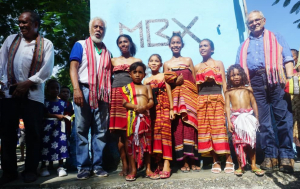 Prezidente Partidu Congresso Nacional de Reconstrução de Timoe (CNRT), Kay Rala Xanana Gusmão akompaña husi Kandidatu Prezidente Repúblika, José Ramos Horta ho ekipa hasai foto hamutuk ho joven feto no komunidade iha aldeia Fatuhadan, Suku Uma Ain Kraik, sesta (04/03).
