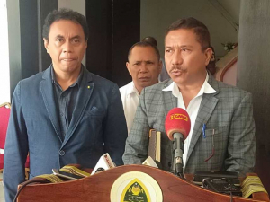 Ministru Petróleo no Minarai (MPM) Victor da Conseiçao Soares akompana husi Prezidente Timor Gap António José Loiola de Sousa, ko&#039;alia ba  jornalista sira iha palasiu Governu iha momentu ruma liu ba kotuk
