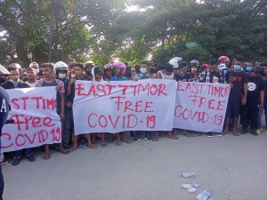 Joventude sira dada espanduk iha besik Sala Izolamentu Vera Cruz, Dili, Segunda (12/4)