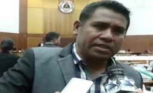 Deputadu bankada CNRT, Leandro Lobato, ko&#039;alia ba Jornalista iha Parlamentu Nasional