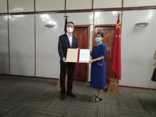 Asesóra Legál husi (SEPS), Isabel Ferreira (loos), hamutuk ho Embaixadór Xina iha TL (karuk), kaer hela akta apoiu iha Sala VIP iha Aeroportu Internasional Nicolau Lobato, sexta (28/05).