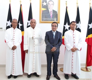 Arsebispu Dom Vergilio do Carmo da Silva, Bispo Maliana Dom Norberto Amaral no Bispo Baukau Dom Basilio Nascimento foto hamutuk ho Prezidente da Republika, Dr. Francisco Guterres Lu olo iha Palasiu Prezidensial momentu ruma liu ba