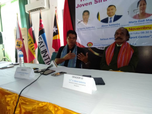 Prezidenti Komisaun 12 Novembru, Gregório Saldanha akonpana husi Prezidenti Organizasaun Sagrada Familia, Cornélio Gama L-7 halo konferensia imprensa iha semináriu Selebrasaun loron Juventude  iha Salaun Xanana sport Center FFTL Bairu dos Grillos Dili, Tersa (10/11).