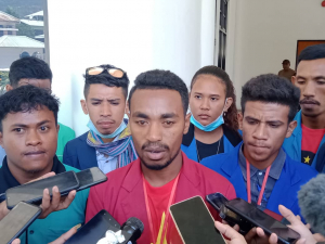 Portavóz Aliansa Universitáriu Timor Leste (AUTL) Paulo dos Santos Soares Ko&#039;alia ba Média sira hafoin hasoru malu ho Prezidente Parlamentu Nasionál (PPN) Aniceto Longuinhos Guterres Lopes no Komisaun G no F. Sesta (21/08)