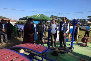 Ministra Saúde (MS), Odete Maria Freitas Belo ho Reprezentante Organizasaun Mundiál Saúde (OMS) iha Timor-Leste, Arvind Mathur, haree hela fatin jinástiku iha Munisípiu Ainaro.