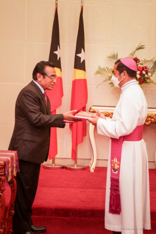 Prezidente Repúblika (PR), Francisco Guterres &#039;Lú Olo&#039;, entrega hela livru ho Francisco Guterres Lú Olo ba Akebispo Arkidioseze Dili, Dom Virgílio do Carmo da Silva, iha Palásiu Prezidensiál Bairopite, sesta (06/08).