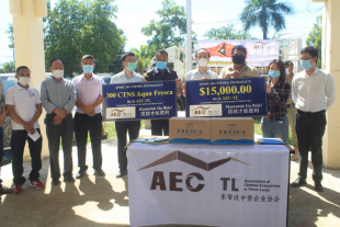 AEC-TL entrega hela bee Áqua hamutuk kaixa atus 3 ho valór osan hamutuk rihun 15 dolláres Amerikanu ba SEPS hodi fó apoiu ba vitima sira ne&#039;ebé afetadu husi inundasaun, kinta (15/04/2021).