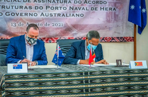 Ministru Defeza, Filomeno da Paixão de Jesus (los), ho Embaixadór Austrália iha Timor Leste, Peter Roberts (karuk), asina a akordu kona-ba infreastutura konstrusaun Portu Navál ne’ebé sei hala’o iha Komponente Navál Hera, iha sala Auditóriu, Kuartel Jenerál F-FDTL, Fatuhada, sesta (13/08). 