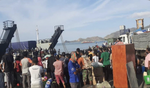 Pasajeiru sira hein hela atu sai Ró Bintang Samudra 8 iha Portu Díli, momentu balun liuba.