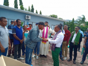 Reprezentante Peskador tara tais ba Sekretariu Estadu Peska (SEP) Elídio de Araújo wainhira hala&#039;o seremonia distribuisaun Be-Ro no Rede ikan ba komunidade peskador sira iha sional Unidade Polisia Maritima (UPM) lesidere, sesta (18/17).
