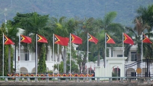 Bandeira nasional sira ne&#039;ebe dada iha tasi ibun besik Palasiu Governu nian