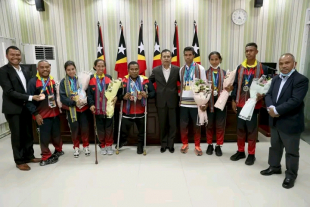 Atleta sira foto hamutuk ho Primeiru Minístru, Taur Matan Ruak no Ministru Edukasaun Juventude no Desportu (MEJD) Armindo Mais, no Sekretáriu Estadu Juventude no Desportu (SEJD) Abrao Nokosiku Saldanha. 