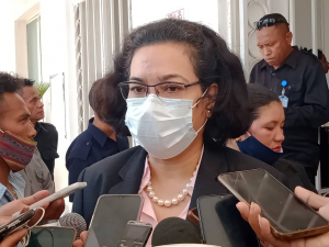 Ministra Negósiu Estranjeiru no Koperasaun (MNEK) Adaljiza Magno ko&#039;alia hela ba jornalista sira hafoin reuniaun Konsellu Ministru iha palasiu governu, kurta (22/07).